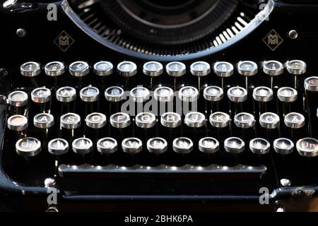 Tastatur der alten Vintage Schreibmaschine - Mercedes Selekta zeigt alle Buchstaben und Zahlen Stockfoto