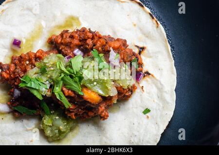 Vegetarisch vegan tacos al Pastor mit grüner Salsa Stockfoto