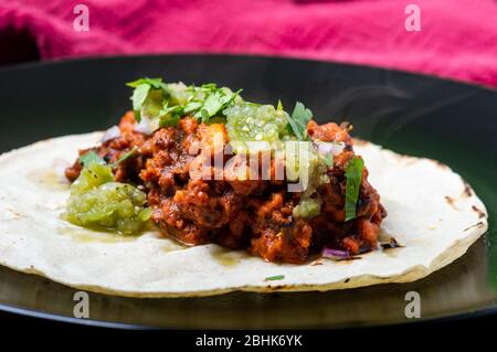 Vegetarisch vegan tacos al Pastor mit grüner Salsa Stockfoto