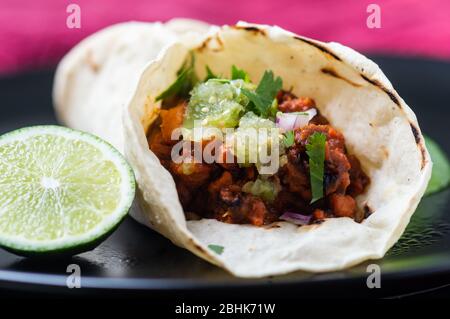 Vegetarisch vegan tacos al Pastor mit grüner Salsa Stockfoto