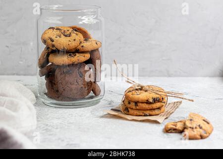 Chocolate Chip Cookies. Hausgemachtes Backen. Runde Form, nicht groß. Auf hellgrauem Hintergrund. Kopierbereich Stockfoto