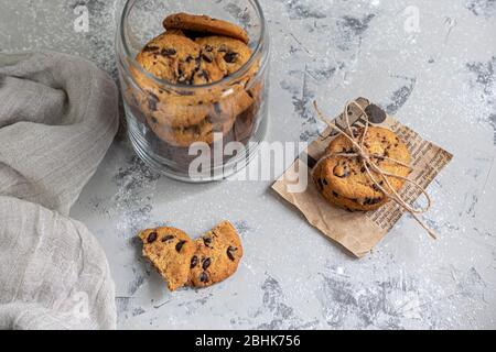 Chocolate Chip Cookies. Hausgemachtes Backen. Runde Form, nicht groß. Auf hellgrauem Hintergrund. Kopierbereich Stockfoto