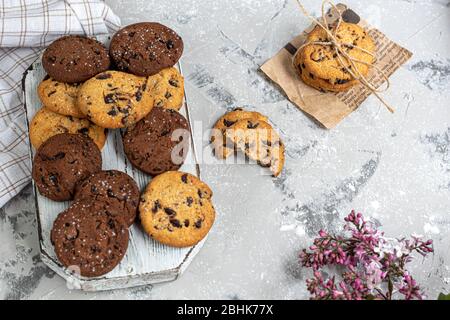 Chocolate Chip Cookies. Hausgemachtes Backen. Runde Form, nicht groß. Auf hellgrauem Hintergrund. Kopierbereich Stockfoto