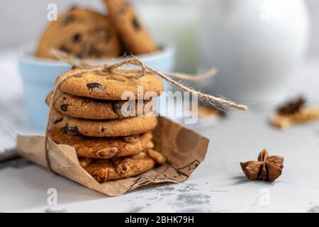 Chocolate Chip Cookies. Hausgemachtes Backen. Runde Form, nicht groß. Auf hellgrauem Hintergrund. Kopierbereich Stockfoto
