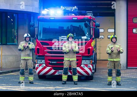 Feuerwehrleute am Tollcross Bahnhof in Edinburgh nehmen am wöchentlichen 'Clap for our carers' Teil, da Schottland aufgrund des Covid-19 Ausbruchs immer noch gesperrt ist. Kredit: Euan Cherry Stockfoto