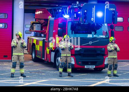 Feuerwehrleute am Tollcross Bahnhof in Edinburgh nehmen am wöchentlichen 'Clap for our carers' Teil, da Schottland aufgrund des Covid-19 Ausbruchs immer noch gesperrt ist. Kredit: Euan Cherry Stockfoto