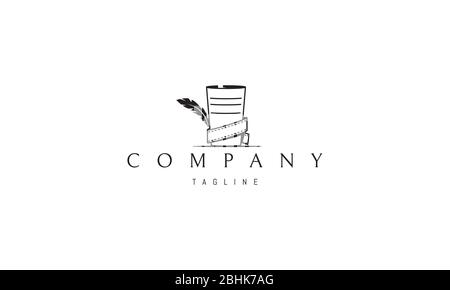 Vektor-Logo, auf dem ein abstraktes Bild eines Blattes Papier ist, auf dem das Skript geschrieben ist und das der Film umwickelt. Stock Vektor