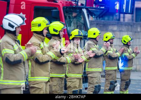 Feuerwehrleute am Tollcross Bahnhof in Edinburgh nehmen am wöchentlichen 'Clap for our carers' Teil, da Schottland aufgrund des Covid-19 Ausbruchs immer noch gesperrt ist. Kredit: Euan Cherry Stockfoto