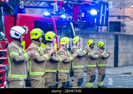 Feuerwehrleute am Tollcross Bahnhof in Edinburgh nehmen am wöchentlichen 'Clap for our carers' Teil, da Schottland aufgrund des Covid-19 Ausbruchs immer noch gesperrt ist. Kredit: Euan Cherry Stockfoto