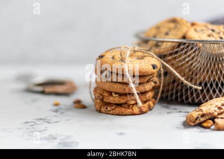 Chocolate Chip Cookies. Hausgemachtes Backen. Runde Form, nicht groß. Auf hellgrauem Hintergrund. Kopierbereich Stockfoto