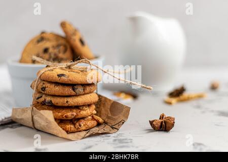Chocolate Chip Cookies. Hausgemachtes Backen. Runde Form, nicht groß. Auf hellgrauem Hintergrund. Kopierbereich Stockfoto
