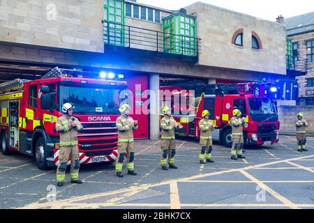 Feuerwehrleute am Tollcross Bahnhof in Edinburgh nehmen am wöchentlichen 'Clap for our carers' Teil, da Schottland aufgrund des Covid-19 Ausbruchs immer noch gesperrt ist. Kredit: Euan Cherry Stockfoto