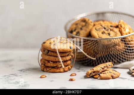 Chocolate Chip Cookies. Hausgemachtes Backen. Runde Form, nicht groß. Auf hellgrauem Hintergrund. Kopierbereich Stockfoto
