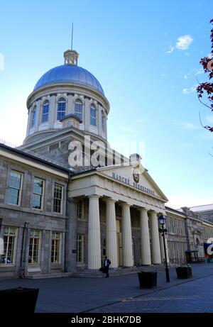 Old Montreal, Kanada - 25. Oktober 2019 - die Vorderansicht des Bonsecours Market während des Tages Stockfoto