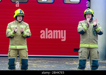 Feuerwehrleute am Tollcross Bahnhof in Edinburgh nehmen am wöchentlichen 'Clap for our carers' Teil, da Schottland aufgrund des Covid-19 Ausbruchs immer noch gesperrt ist. Kredit: Euan Cherry Stockfoto