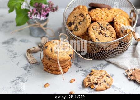 Chocolate Chip Cookies. Hausgemachtes Backen. Runde Form, nicht groß. Auf hellgrauem Hintergrund. Kopierbereich Stockfoto