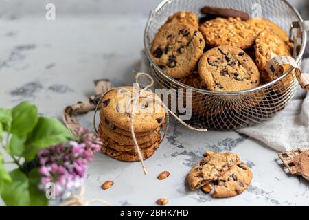 Chocolate Chip Cookies. Hausgemachtes Backen. Runde Form, nicht groß. Auf hellgrauem Hintergrund. Kopierbereich Stockfoto