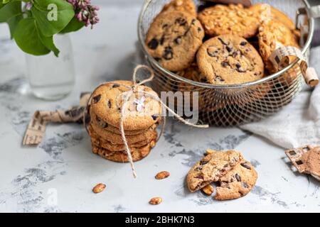 Chocolate Chip Cookies. Hausgemachtes Backen. Runde Form, nicht groß. Auf hellgrauem Hintergrund. Kopierbereich Stockfoto