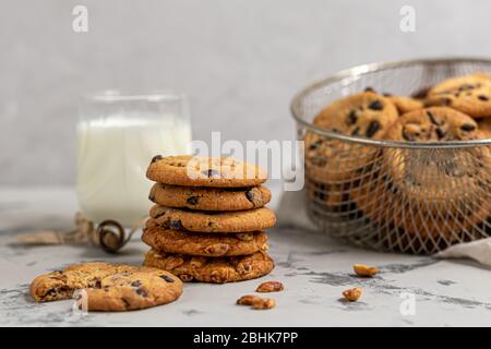 Chocolate Chip Cookies. Hausgemachtes Backen. Runde Form, nicht groß. Auf hellgrauem Hintergrund. Kopierbereich Stockfoto