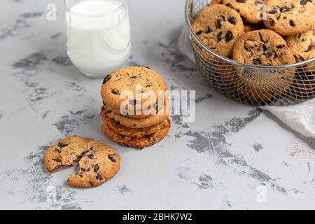 Chocolate Chip Cookies. Hausgemachtes Backen. Runde Form, nicht groß. Auf hellgrauem Hintergrund. Kopierbereich Stockfoto