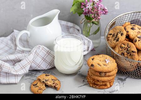 Chocolate Chip Cookies. Hausgemachtes Backen. Runde Form, nicht groß. Auf hellgrauem Hintergrund. Kopierbereich Stockfoto