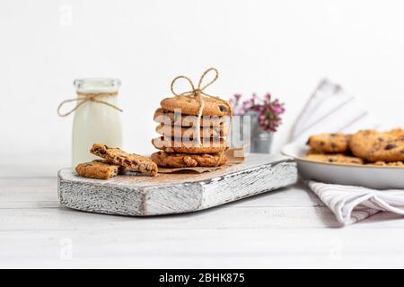 Chocolate Chip Cookies. Hausgemachtes Backen. Runde Form, mittelgroß. Auf weißem Holzhintergrund. Kopierbereich Stockfoto