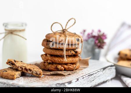 Chocolate Chip Cookies. Hausgemachtes Backen. Runde Form, mittelgroß. Auf weißem Holzhintergrund. Kopierbereich Stockfoto
