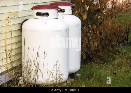 Propan-Zylinder gegen die äußere Holzwand eines Hauses Stockfoto