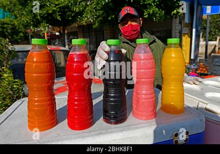 Beirut, Libanon. April 2020. Ein Verkäufer bereitet während des Ramadan inmitten der COVID-19-Pandemie in Beirut, Libanon, am 26. April 2020 Säfte zu. Die Zahl der COVID-19-Infektionen im Libanon stieg am Sonntag um drei Fälle auf 707 an, während die Zahl der Todesopfer unverändert bei 24 blieb, berichtete die Nationale Nachrichtenagentur. Kredit: Bilal Jawich/Xinhua/Alamy Live News Stockfoto