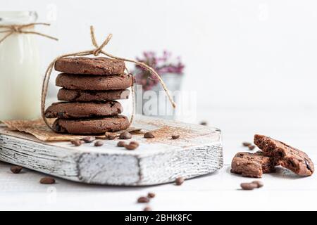 Chocolate Chip Cookies. Hausgemachtes Backen. Runde Form, mittelgroß. Auf weißem Holzhintergrund. Kopierbereich Stockfoto