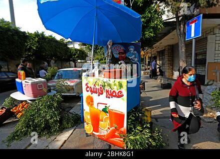 Beirut, Libanon. April 2020. Ein Verkäufer bereitet während des Ramadan inmitten der COVID-19-Pandemie in Beirut, Libanon, am 26. April 2020 Säfte zu. Die Zahl der COVID-19-Infektionen im Libanon stieg am Sonntag um drei Fälle auf 707 an, während die Zahl der Todesopfer unverändert bei 24 blieb, berichtete die Nationale Nachrichtenagentur. Kredit: Bilal Jawich/Xinhua/Alamy Live News Stockfoto