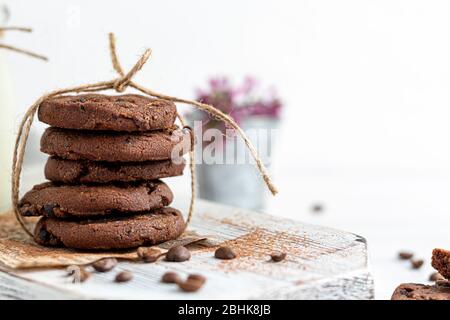 Chocolate Chip Cookies. Hausgemachtes Backen. Runde Form, mittelgroß. Auf weißem Holzhintergrund. Kopierbereich Stockfoto
