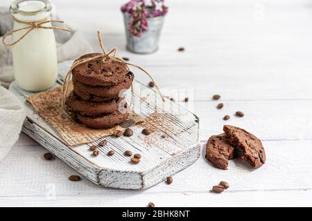 Chocolate Chip Cookies. Hausgemachtes Backen. Runde Form, mittelgroß. Auf weißem Holzhintergrund. Kopierbereich Stockfoto