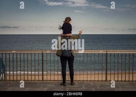 26. April 2020, Barcelona, Katalonien, Spanien - der 3-jährige ANE und seine Mutter aus Barcelonas Seenotbezirk La Barceloneta betrachten das Mittelmeer nach 6 Wochen Sperrung durch die Coronavirus-Pandemie. In Spanien können Kinder ab diesem Sonntag, dem 26. April, nach 6 Wochen Haft außerhalb spazieren gehen, um weniger als eine Stunde zu gehen. Quelle: Jordi Boixareu/Alamy Live News Stockfoto