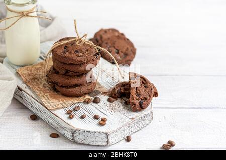 Chocolate Chip Cookies. Hausgemachtes Backen. Runde Form, mittelgroß. Auf weißem Holzhintergrund. Kopierbereich Stockfoto