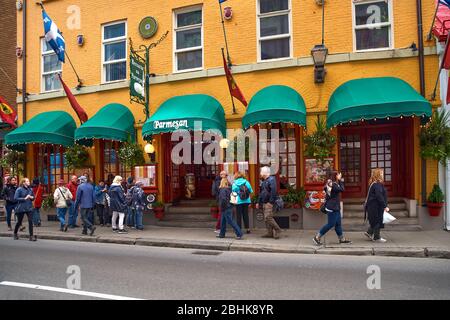 Quebec City, Kanada 23. september 2018: Buntes Haus Restaurant Au Parmesan in der Rue Saint Louis in Quebec City, Quebec, Kanada. Historisches Viertel von Stockfoto