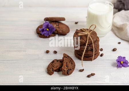 Chocolate Chip Cookies. Hausgemachtes Backen. Runde Form, mittelgroß. Auf weißem Holzhintergrund. Kopierbereich Stockfoto