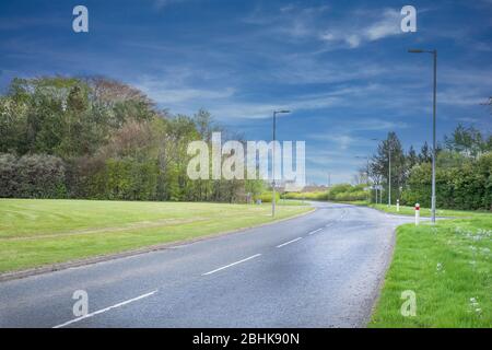 Blick rüber zur normalerweise beschäftigten Stewarton Road (B769), die während der Abdeckung-19 Sperrzeit verlassen wird. Stockfoto