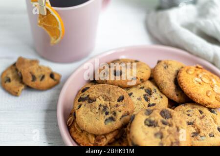 Chocolate Chip Cookies. Hausgemachtes Backen. Runde Form, mittelgroß. Auf weißem Holzhintergrund. Kopierbereich Stockfoto