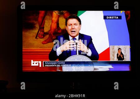 Neapel, Kampanien, Italien. April 2020. Italien, 12604/2020, die Rede von Premierminister Giuseppe Conte an Italien über das neue Dekret: Ã‡Wir müssen Phase 2 mit Methode und Strenge konfrontiert.auf dem Foto, der italienische Ministerpräsident Giuseppe Conte Credit: Fabio Sasso/ZUMA Wire/Alamy Live News Stockfoto