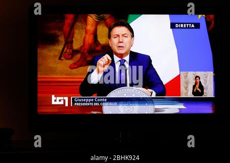 Neapel, Kampanien, Italien. April 2020. Italien, 12604/2020, die Rede von Premierminister Giuseppe Conte an Italien über das neue Dekret: Ã‡Wir müssen Phase 2 mit Methode und Strenge konfrontiert.auf dem Foto, der italienische Ministerpräsident Giuseppe Conte Credit: Fabio Sasso/ZUMA Wire/Alamy Live News Stockfoto