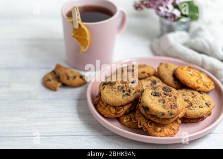 Chocolate Chip Cookies. Hausgemachtes Backen. Runde Form, mittelgroß. Auf weißem Holzhintergrund. Kopierbereich Stockfoto