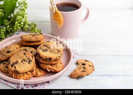 Chocolate Chip Cookies. Hausgemachtes Backen. Runde Form, mittelgroß. Auf weißem Holzhintergrund. Kopierbereich Stockfoto