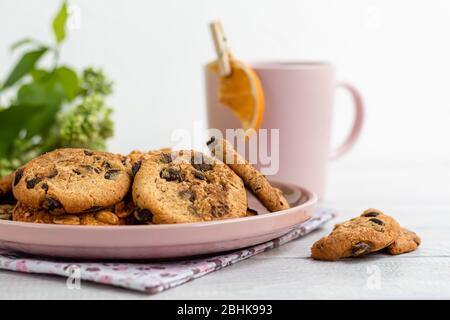 Chocolate Chip Cookies. Hausgemachtes Backen. Runde Form, mittelgroß. Auf weißem Holzhintergrund. Kopierbereich Stockfoto