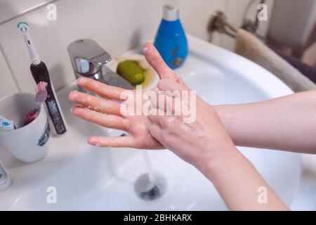 Frau, die sich gründlich die Hände wäscht Stockfoto