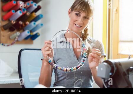 Näherin näht auf Nähmaschine in Schneiderei Stockfoto