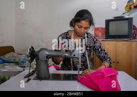 Frau, die als Schneiderin an Nähmaschine arbeitet Stockfoto