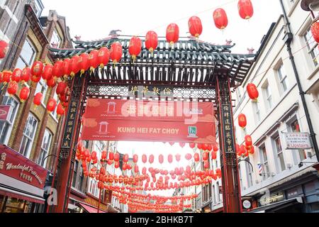 London, England, 25. Januar 2020: Chinatown Entrance Gate, die englische Übersetzung des chinesischen Zeichens, Characters is Peace in China. Stockfoto