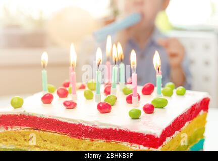 Geburtstagskuchen mit Kerzen. Alles gute zum Geburtstag. Farbige Kerzen brennen Stockfoto