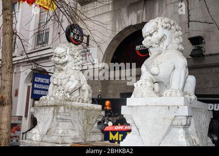 London, Großbritannien, 25. Januar 2020: Menschenmassen in Londons Chinatown-Viertel Soho am Westende Stockfoto